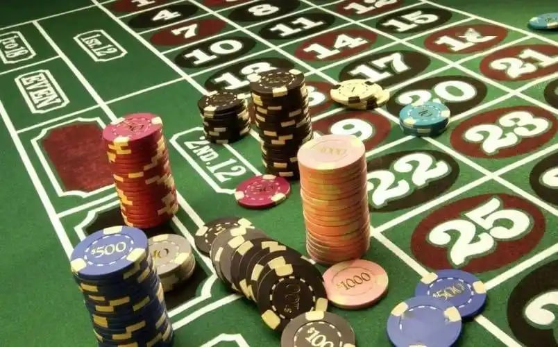 Tim profesional okejudi bekerja di pusat operasi platform