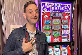 Layar utama aplikasi okejudi menampilkan permainan slot dan meja dealer langsung